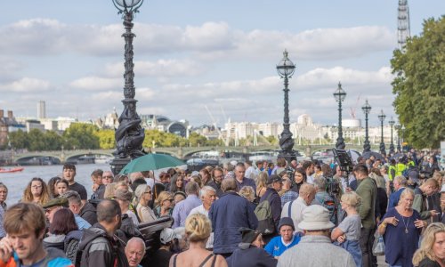 Dvije žene seksualno napastovane u redu za kraljičin ispraćaj, počinitelj skočio u Temzu