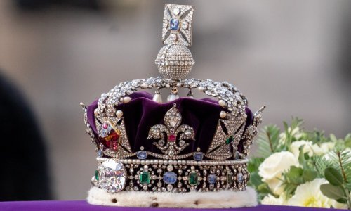 Impresivna blistava kruna na lijesu kraljice Elizabete mnogima je zapela za oko, evo što znamo o njezinoj povijesti