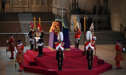 [VIDEO] Prava drama odvila se tijekom bdijenja kada je jedan od kraljevskih stražara pao u nesvijest