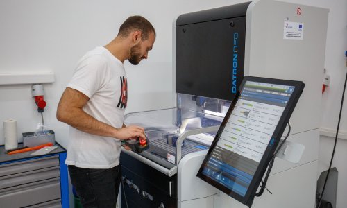 [FOTO] Zavirili smo u laboratorij bez epruveta u kojemu 'grdosije' printaju 3D modele i doznali zašto ga koristi osječka Orqa