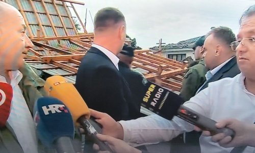 [FOTO/VIDEO] Dok je Medved u Čazmi davao izjavu medijima dogodio se incident
