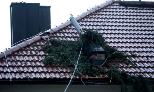 Civilna zaštita apelira na stanovnike Čazme: Ne penjite se sami po krovovima, pričekajte profesionalce