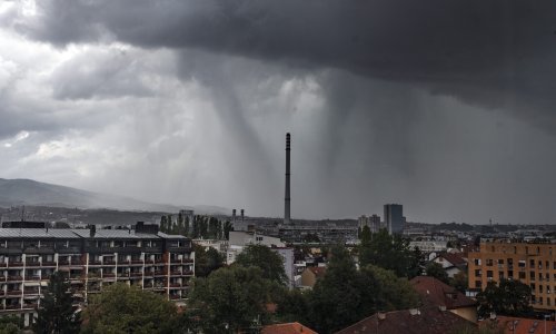 [FOTO/VIDEO] Kiša nije zaobišla ni Zagreb: Padala stabla, poplavljeni podrumi, ugašeni semafori, a ulice su se pretvorile u potoke