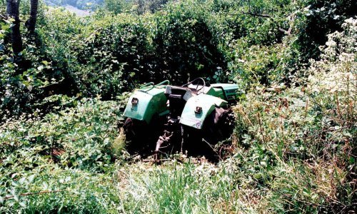 Tragedija u Pakracu; izvlačio drvo, zapeo za grm pa se prevrnuo s traktorom, ispao i poginuo