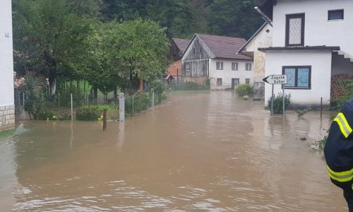 Smiruje se situacija u Brodu na Kupi, vodni val ide prema Karlovcu. Vatrogasci postavljaju barijere