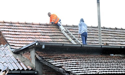 Vatrogasci: Na području Petrinje stanje se djelomično smiruje