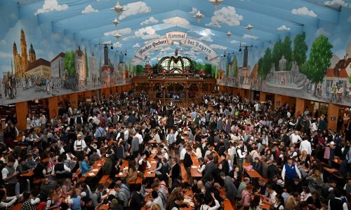 Nakon dvije godine pauze otvoren je Oktoberfest, a oduševljeni posjetitelji su na festival doslovno - utrčali