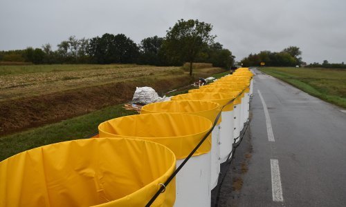 [FOTO/VIDEO] Karlovačko naselje Brodarci branilo se od poplave boks barijerama, vodni val je bio jači