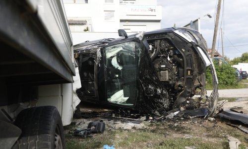 [FOTO] Sudar na Zagrebačkoj aveniji; vozilo udarilo u stablo i prevrnulo se