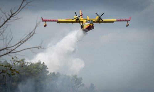 Lokaliziran požar kod Poljica na Hvaru, vatrogasci ostaju dežurati cijelu noć