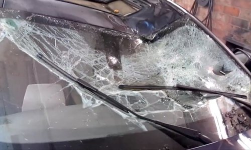 Pogledajte kako ovaj majstor potpuno razbijeni BMW pretvara u ‘novi’