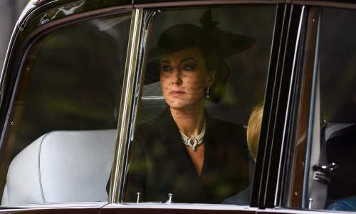 Kate Middleton još jednom odala počast i to zapanjujućom ogrlicom od japanskih bisera, omiljenim kraljičinim nakitom