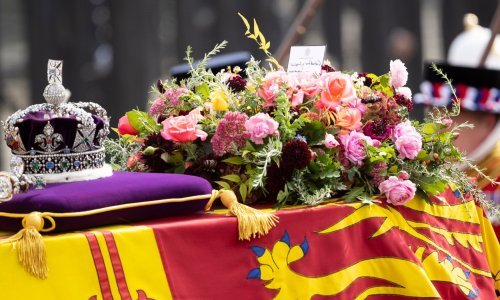 Otkriven sadržaj posebne poruke: Kralj Charles III. u cvijeću na vrhu kraljičinog lijesa ostavio karticu s emotivnim riječima