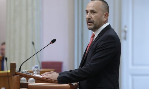 Zekanović objavio video kao dokaz što je Raspudić radio dok je govorio u Saboru: 'Brus li u akciji'