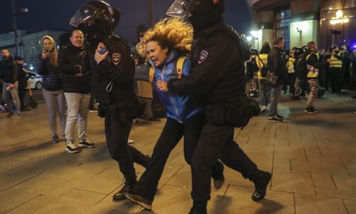 [FOTO] U Rusiji privedeno 1310 prosvjednika, muškarcima odmah uručeni pozivi na mobilizaciju