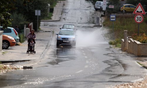 HAK upozorava: Kolnici mjestimice mokri te vlažni i skliski