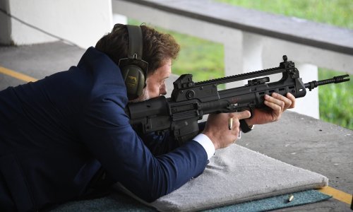 Ministar Banožić u odijelu ležao na streljani i pucao iz puške