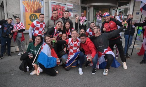 [FOTO] Pogledajte zagrijavanje hrvatskih i danskih navijača uoči ključne utakmice; bez piva nije moglo!