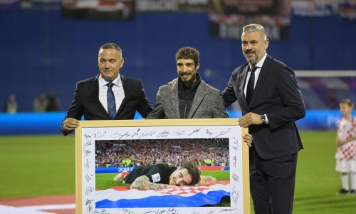 [FOTO] Emotivni trenutak uoči Danske pokrenuo iskreni pljesak i skandiranje tribina te izmamio pokoju suzu