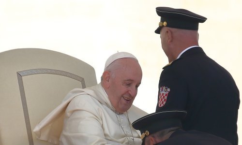 [VIDEO] Trenutak koji je ostavio sve bez riječi: Pogledajte kako je klapa Hrvatske ratne mornarice zapjevala papi Franji