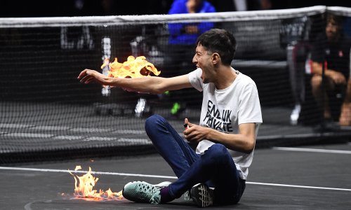 [FOTO] Kaos u Londonu; prosvjednik prekinuo teniski meč, sjeo na teren i zapalio se