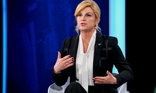 Teško je reći koji je bolji: Kolinda Grabar Kitarović uspješno je pokazala dva poslovno-elegantna stajlinga