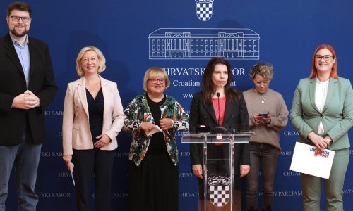 [FOTO/VIDEO] Oporba pozvala građane: Tražite da se u Ustav uvrsti pravo na pobačaj!