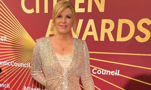 Kolinda Grabar-Kitarović u glamuroznom izdanju: Zablistala u zlatnoj haljini koja laska figuri