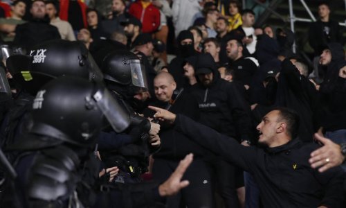 [VIDEO] Nemile scene u Bukureštu. Rumunjski huligani napali navijače BiH uz povike 'Srbija, Srbija'. Utakmica prekinuta nakon 32 sekunde...