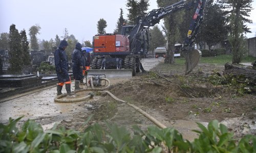 Pukla cijev na Mirogoju, dio grobova pod vodom