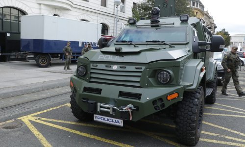 [FOTO/VIDEO] Duge cijevi na ulicama Zagreba osiguravale prvu pošiljku eura u Hrvatsku