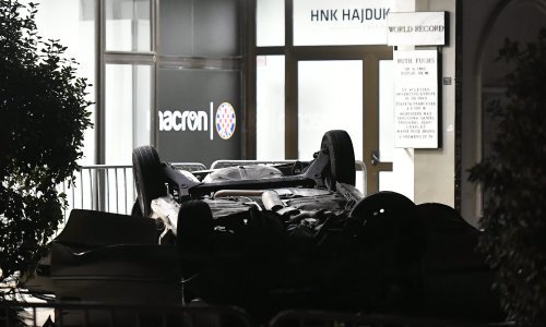 [FOTO/VIDEO] Autom probio ogradu i sletio na krov pred službeni ulaz Hajduka. Tri osobe teško ozlijeđene