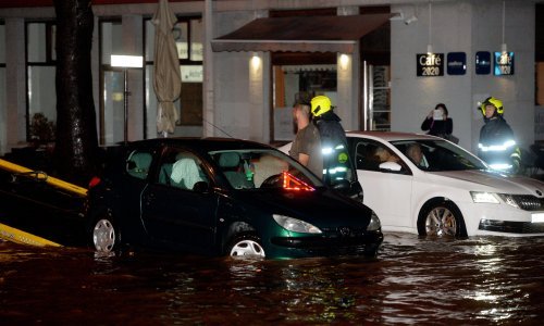 [FOTO/VIDEO] Potopljen centar Rijeke: Čovjek poginuo u bujici ispod auta, vatrogasci spašavali djecu iz igraonice, poplavljeni muzeji, škole...
