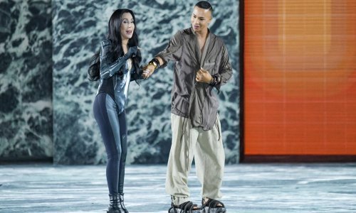 Nitko joj ne bi dao 76 godina: Legendarna Cher prošetala modnom pistom u pripijenom bodiju