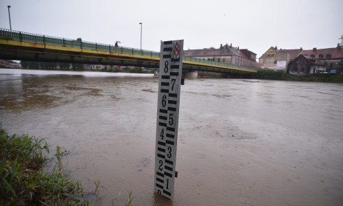 Vodostaji rijeka i dalje rastu: Kamanje dijelom pod vodom, Karlovac se priprema za vrhunac vodenog vala
