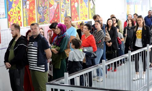 Niz nepravilnosti na izborima u BiH: Unaprijed popunjeni listići, birači 'oslijepili' preko noći, promatrač dobio šakom u glavu...