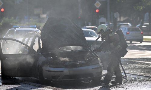 [VIDEO/FOTO] Automobil planuo u vožnji kod Poljuda