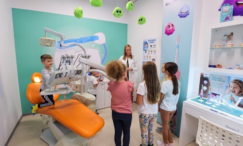 Vesela i šarena replika stomatološke ordinacije u MiniPolisu okupila poznate mame i njihovu djecu u edukativnoj igri i zabavi