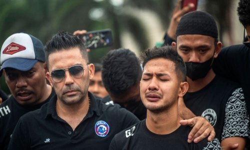 [FOTO] Indonezija oplakuje žrtve stampeda, krenula čistka u policiji, navijači traže kazneni progon