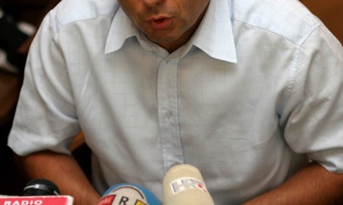 Hrvatski veleposlanik u uredu u Parizu drži sliku Tita