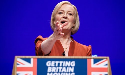 [VIDEO] Veliki govor nakon mjesec dana vladavine kaosa: Liz Truss obećala provesti Britaniju kroz 'olujna vremena', show otele aktivistice Greenpeacea
