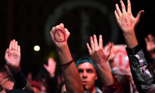 [FOTO] Tisuće na ulicama Budimpešte: Učitelji, učenici i roditelji blokirali most u centru grada, traže veće plaće u obrazovanju
