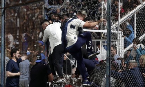 [FOTO] Stravične scene s argentinskog stadiona; ima poginulih, bačen suzavac