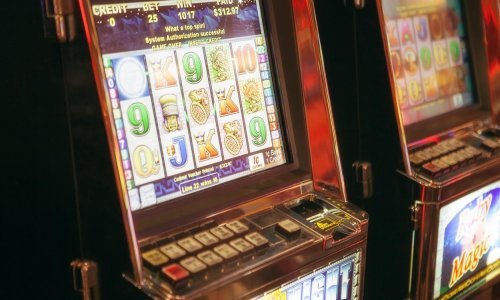 Automat klubove prevario za više od 4100 eura, drugi uhićen jer je vrijeđao policiju