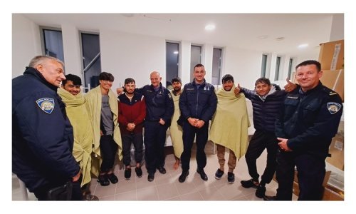 Uhvatili se za deblo i pokušali preplivati rijeku: Policajci iz nabujale Save spasili migrante