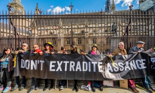 [FOTO] Traže oslobađanje Assangea: Tisuću ljudi formiralo lanac oko britanskog parlamenta, na prosvjedu se pojavile i poznate face