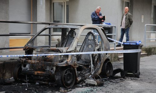 U gluho doba noći na zagrebačkoj Trešnjevci eksplozija i požar u kojem su izgorjela dva auta