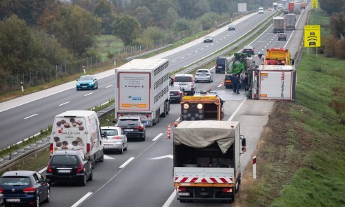 [FOTO] Na A4 se prevrnuo kamion, vozi se otežano jednim trakom