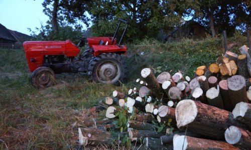 Muškarac poginuo nakon što je proklizala prikolica i prevrnula traktor na njega