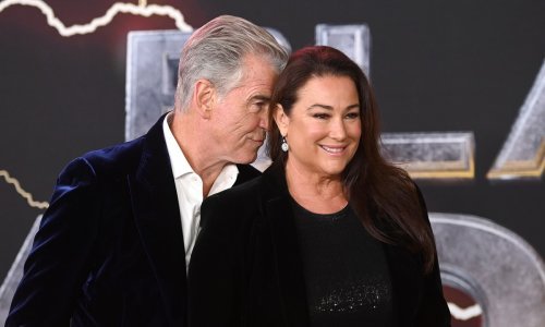 [FOTO] U braku su već 21 godinu, a Pierce Brosnan i dalje u javnosti ne skida ruke sa svoje supruge